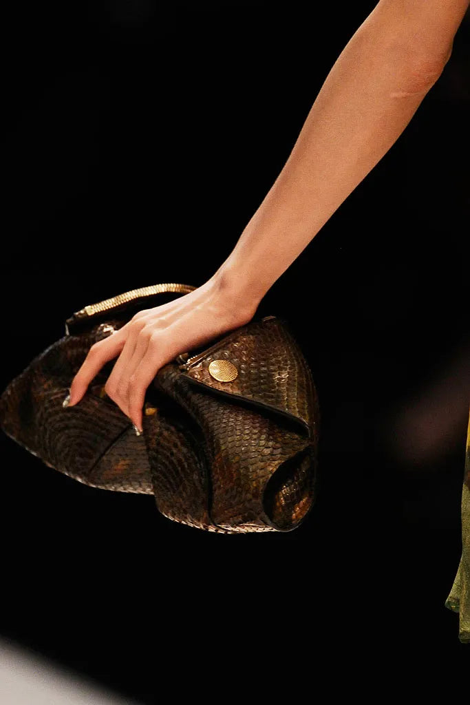 Alexander Mcqueen SS 2010 De Manta black leather clutch